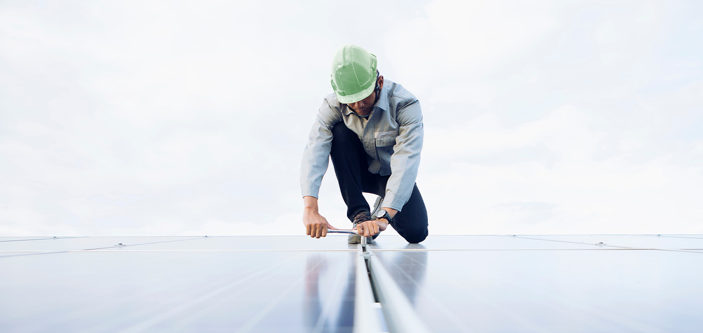 Nachhaltige Solarzellen — Installation durch Handwerker
